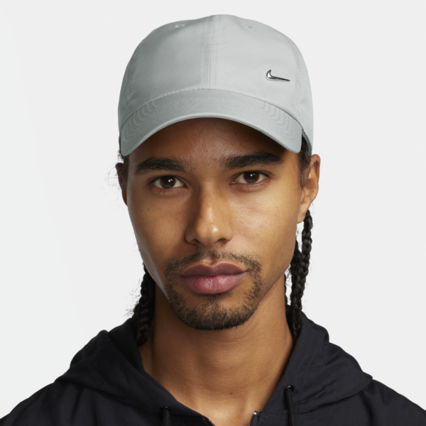 Ustruktureret Nike Dri-FIT Club-metal-Swoosh-kasket - grå