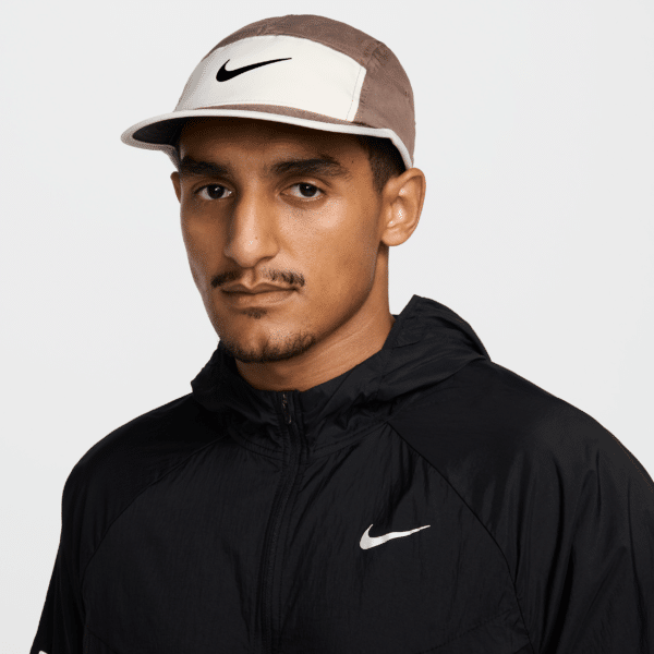 Ustruktureret Nike Dri-FIT Fly-Swoosh-kasket - brun